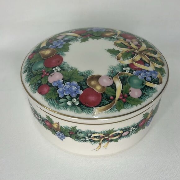 Mikasa Christmas Bouquet Trinket Box Candy Dish Lid Made Japan 4 3/4 In Round - Picture 2 of 6